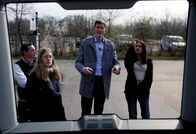 Roadtrip! Für Techfans – Mirko, ein Experte für Autonomes Fahren erklärt Emilia und Tiara, wie das funktioniert.
