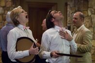 Party Down – Constance Carmell (Jane Lynch, l.); Roman DeBeers (Martin Starr, r.)
