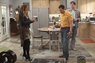 Two and a Half Men – Als Jenny (Amber Tamblyn, l.) ihren Vater Charlie kennenlernen soll, stolpert Alan (Jon Cryer, M.) über Waldens (Ashton Kutcher, r.) Bein, und das Chaos ist perfekt ...