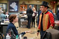 Brooklyn Nine-Nine – Debbie Fogle (Vanessa Bayer, l.); Charles Boyle (Joe Lo Truglio, r.)