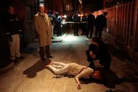Unforgettable – Als eine Frau ermordet wird, beginnt Detective Al Burns (Dylan Walsh, r.) zusammen mit seinem Kollegen Mike Costello (Michael Gaston, 2.v.l.) mit den Ermittlungen und trifft dabei auf seine Ex-Freundin Carrie Wells ...