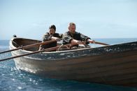 Black Sails – John Silver (Luke Arnold, l.) wird von Captain Flint (Toby Stephens, r.) bis an die Grenzen seiner Belastbarkeit getrieben, während sich Nassau auf einen Angriff von außen vorbereitet ...
