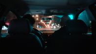 Proll! (MDR) – Tobi (Volkan Türeli, li.) und Murat (Erol Afsin) diskutieren im Auto, wie es für sie ohne Arbeit jetzt weitergehen soll.