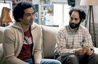 Plötzlich alles anders – Seit er bei dem Anschlag, den er selbst überlebte, einen Freund verlor, hat Mohammad (Issam Dakka, re.) kein Wort mehr gesprochen. Aslan (Roda Fawaz, li.) steht ihm bei der Überwindung seines Traumas zur Seite.