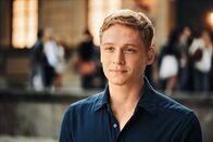 Vaterfreuden – Ade Familienglück? Durch einen Frettchenbiss wird Felix (Matthias Schweighöfer) zeugungsunfähig, seine letzte Chance aufs Vaterglück ist eine Samenspende, die er abgegeben hat, um nebenbei etwas Geld zu verdienen ...