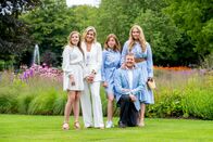 Mensch Máxima! – Königin Máxima, König Willem-Alexander mit ihren Töchtern Amalia, Alexia und Ariane im Garten von Palais Huis ten Bosch.