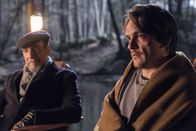Homeland – Quinn (Rupert Friend, r.) versucht, aus der Obhut von Astrid zu entkommen, wird aber von ihr und Dar Adal (F. Murray Abraham, l.) daran gehindert, während Saul klar wird, dass Dar Adal eine größere Rolle bei der Entwicklung aller Geschehnisse der letzten Zeit zukommt, als erwartet ...