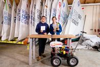 CheXperiment – Tobi (rechts) mit seinem Herausforderer Jannik am Münchner Yachtclub Starnberg. Tobis Aufgabe: Das Segelboot knapp 30 Meter bei absoluter Windstille segeln.