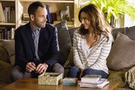 Elementary – Bei den Ermittlungen in einem neuen Fall stößt Sherlock Holmes (Jonny Lee Miller, l.) auf Abigail Spencer (Laura Benanti, r.). Doch hat sie wirklich etwas mit dem Mordt zu tun?; Bei den Ermittlungen in einem neuen Fall stößt Sherlock Holmes (Jonny Lee Miller, l.) auf Abigail Spencer (Laura Benanti, r.). Doch hat sie wirklich etwas mit dem Mordt zu tun?