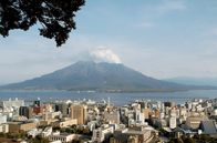 Leben mit Vulkanen – Die Stadt Kagoshima auf der japanischen Insel Kyushu liegt nur acht Kilometer Luftlinie vom explosiven Krater des Sakurajima entfernt.
