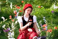 Rotkäppchen – Rotkäppchen (Kathleen Frontzek) freut sich über die Blumenpracht im Wald. Sie will der kranken Großmutter einen schönen Strauß bringen.
