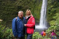 Verrückt nach Meer – Puerto Montt in Chile. Passagiere Inga Giese und Yogi Loch machen einen Ausflug. Zunächst wandern durch eine wunderschöne Landschaft und kommen schließlich zu einem Wasserfall.