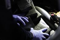 Schmugglern auf der Spur – Durchsuchung eines Autos und Entdeckung einer großen Menge versteckter Kokainpäckchen