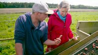 Landpartie – Der junge Bio-Landwirt Kim Hartmann zeigt Heike Götz die Kartoffelernte.