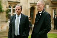 Lewis – DI Robert Lewis (Kevin Whately, l.) und DI James Hathaway (Laurence Fox, r.) untersuchen den Fall der ermordeten Studentin Rose Anderson, die beim Joggen hinterrücks erstochen wurde.