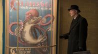 Babylon Berlin – Anno (Jens Harzer) vor dem Eingang des Geheimverstecks.