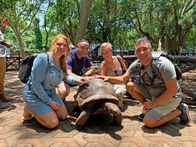 Verrückt nach Meer – Robert Fronenbroek (rechts), Kapitän der "Weißen Lady" besucht mit seinen Kollegen Spa-Managerin Silvia, F&B Manager Robertino und Krankenschwester Katharina, Prison Island bei Sansibar, Tansania. Hier leben ca. 200 Aldabra-Schildkröten als Touristenattraktion. Die Truppe darf die Tiere mit Salatblättern füttern.