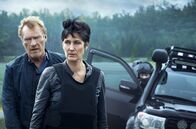 Kommissar Wisting – Kommissar Wisting (Sven Nordin, li.) und FBI-Agentin Maggie Griffin (Carrie-Anne Moss, re.) ermitteln in einem beklemmenden Mordfall.