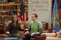 The Big Bang Theory – Sheldon (Jim Parsons, r.) möchte mit Amys (Mayim Bialik, l.) Hilfe sein Wissen über Flaggen per Video-Podcast in die Welt verbreiten. Dabei will er seinen Zuschauern über 52 Wochen vermitteln, wie viel Spaß es macht, sich mit den Flaggen der einzelnen Bundesstaaten oder fremden Ländern zu beschäftigen ...