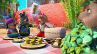 Maulwurf Moley – Moley ahnt ja nicht, dass das Picknick, das Dotty und Mona Lisa für ihn vorbereitet haben, rein vegetarisch ist. Der Gärtner beobachtet heimlich das Scenario.
