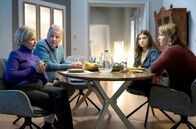 In aller Freundschaft – ARD/MDR IN ALLER FREUNDSCHAFT 1141, "Einstiegstänze" Uhr im ERSTEN. Ab 19.05.2026, 21:00 Uhr in der ARD-Mediathek. Kathrin Globisch schläft seit Tagen sehr schlecht. Sie ist mittlerweile so übermüdet, dass ganze Gesprächsthemen beim familiären Abendessen an ihr vorbeigehen. v.li.: Dr. Kathrin Globisch (Andrea Kathrin Loewig), Dr. Roland Heilmann (Thomas Rühmann), Hanna Globisch (Helena Pieske), Lisa Schroth (Louise Sophie Arnold)