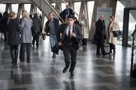 Der letzte Bulle – Bei einem Banküberfall in Essen wird eine junge Angestellte erschossen und Micks Tochter Isa als Geisel genommen. Mick (Henning Baum, M.l.) und Andreas (Maximilian Grill, M.r.) eilen sofort zum Tatort ...