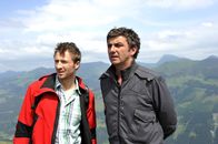 Der Bergdoktor – Die plötzliche Aggressivität des Schmieds Wieland verwundert Hans (Heiko Ruprecht, l.) und Martin (Hans Sigl, r.).