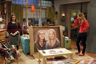 The Big Bang Theory – Während ein Büro in der Universität frei wird und Sheldon gegen seinen Erzfeind Kripke antreten muss, um es zu bekommen, fühlt sich Penny (Kaley Cuoco, r.) nicht sehr wohl, als ihr Amy (Mayim Bialik, l.) ein Geschenk macht ...