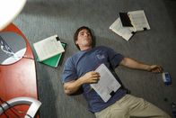 The Big Short – Der Hedgefonds-Manager Michael Burry (Christian Bale) erkennt, dass der Häusermarkt auf faulen Krediten basiert und will gegen eben diesen Markt wetten, obwohl ihn viele für diesen Schritt für vollkommen verrückt halten ...