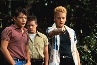 Stand by Me - Das Geheimnis eines Sommers – Auch die Rowdies Eyeball Chambers (Bradley Gregg, l.), Vince Desjardins (Jason Oliver, M.) und deren Anführer "Ace" Merrill (Kiefer Sutherland, r.) haben es sich zum Ziel gemacht, die Leiche zu finden. Aber als sie sie finden, kommt es zu einer gefährlichen Begegnung.