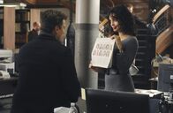Castle – Die Journalistin Donna Vincennes (Siena Goines, r.) erzählt Richard (Nathan Fillion, l.), dass die bekannte Junggesellin Amanda Livingston Interesse für ihn hat.