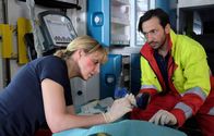 In aller Freundschaft – Der Rettungswagenfahrer Falk Michelsen (Arnel Taci) hatte einen Unfall und die Patientin schwebt in Lebensgefahr. Dr. Lea Peters (Anja Nejarri) muss noch im Rettungswagen eine riskante Notoperation mit herkömmlichem Akkuschrauber durchführen. Lea selbst wurde bei dem Unfall auch verletzt, doch dafür ist jetzt keine Zeit.