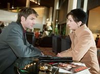 In aller Freundschaft – MDR Fernsehen IN ALLER FREUNDSCHAFT FOLGE 73, "Sekunden der Ewigkeit" Uhr. Victor Sonnenberg (Tobias Langhoff, li.), ein erfolgreicher Konzertpianist, trifft gemeinsam mit seiner Schwester Monika (Mediha Cetin, re.) zum letzten Auftritt seiner achtzigtägigen Europa-Tournee in Leipzig ein. Durch einen Zwischenfall muss Victor jedoch sein Konzert abbrechen ...