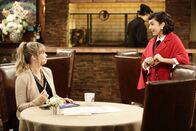 Last Man Standing – Kristin (Amanda Fuller, l.); Mandy (Molly Ephraim, r.)