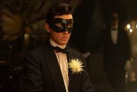 Vienna Blood – Max Liebermann (Matthew Beard, M.) gerät in ein besonderes Spiel im Keller des Casinos, wo sich die Spuren der Verschwörung von "Mephisto" verdichten.