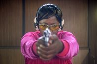 Flatland – Die Polizistin Beauty Cuba (Faith Baloyi) ist der geflohenen Natalie auf den Fersen. Sie weiß, was sie tut, und sie versteht es auch, zu überzeugen.
