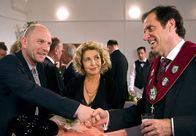 Alles was Recht ist - Sein oder Nichtsein – Gerichtspräsident Kästles (Helmfried von Lüttichau, re.) nimmt zu seiner Ehrung gerne die Gratulation von Friedrich (Götz Schubert) und Lena (Michaela May) entgegen.