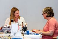 Ansichtssache – Cornelia und Isabell beim Upcyclen.