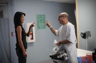 Hawaii Five-0 – Bei der Aufklärung eines neuen Falles, muss Kono (Grace Park, l.) widerwillig Hirsch (Willie Garson, r.) unter Personenschutz nehmen ...