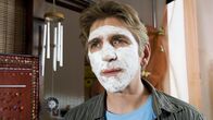 Löwenzahn – Fritz (Guido Hammesfahr) bekommt eine Honigmaske verpasst.