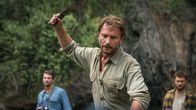 Jungle – Die Reisegruppe um den Expeditionsführer Karl (Thomas Kretschmann, M.) baut nach einer Abstimmung ein Floß für ihre Weiterreise.