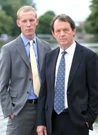 Lewis - Der Oxford Krimi – Was für den Kriminalinspektor Robert Lewis (Kevin Whately, r.) und seinen Kollegen Sergeant James Hathaway (Laurence Fox, l.) wie ein langweiliger Routinefall begann, entwickelt sich zu einem komplizierten Mordkomplott.