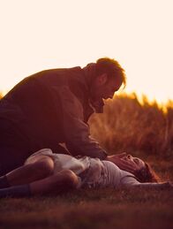 Mord im Mittsommer – Rettung in letzter Sekunde: Thomas (Jakob Cedergren) findet die geschwächte Nora (Alexandra Rapaport).