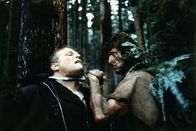 Rambo I – Sheriff Teasle (Brian Dennehy, l.) erlebt einige Überraschungen: Vietnamveteran Rambo (Sylvester Stallone, r.) liefert ihm einen gnadenlosen Kampf ...