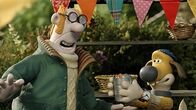 Shaun das Schaf – Bitzer hat alle Waren verkauft und gibt dem Farmer die Dose mit den Einnahmen.