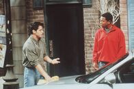 Friends – Joey (Matt LeBlanc, li.) gibt gerne über seinen neuen Porsche Auskunft.