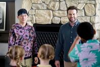 Single Parents – Miggy Park (Jake Choi, l.); Will Cooper (Taran Killam, r.)