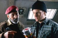 Vertical Limit - In größter Gefahr – Colonel Amir Salim (Roshan Seth, l.) erklärt Peter Garrett (Chris O’Donnell, r.) worauf er beim Umgang mit dem Sprengstoff achten muss.