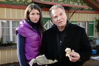 Mord in bester Gesellschaft – Dr. Winter (Fritz Wepper) und seine Tochter Alexandra (Sophie Wepper) finden einen Brief von Borchert am Haus.