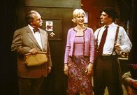 Dharma & Greg – Richter Harper (Paul Dooley, li.) stattet Dharma (Jenna Elfman, Mi.) und Greg (Thomas Gibson) einen Überraschungsbesuch ab.